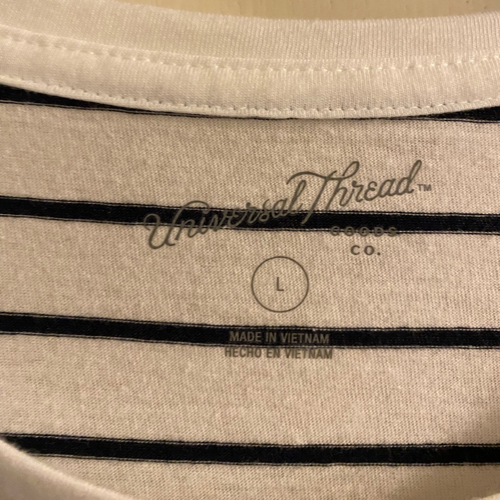 🟢 Clearance- NWT Universal Tread ladies top size L • - Picture 4 of 4